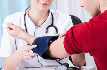 Врач измеряет давление пациенту